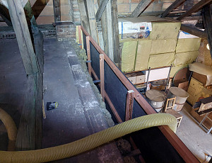 Zateplení stropu a stěny rodinného domu pomocí foukané izolace